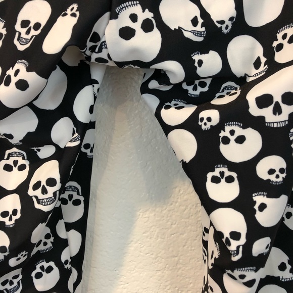 Onzie Skull Print High Basic Capri Leggings - Picture 12 of 16